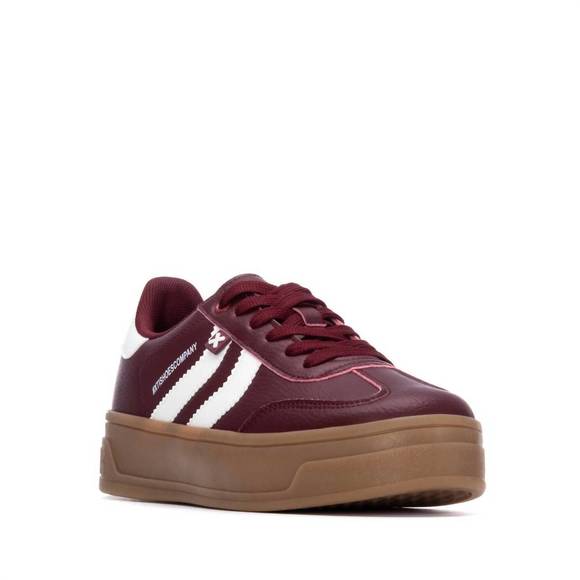 NEW XTI women's 144585 round toe sneakers in burgundy - Picture 2 of 5